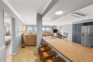 8743 Thomas Dr in Panama City Beach, FL - Building Photo