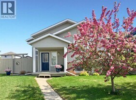 30 Pinnacle Grove in Grande Prairie, AB - Building Photo