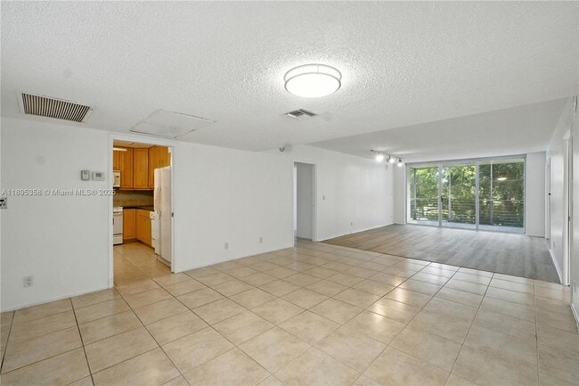 3850 Oaks Clubhouse Dr in Pompano Beach, FL - Building Photo - Building Photo