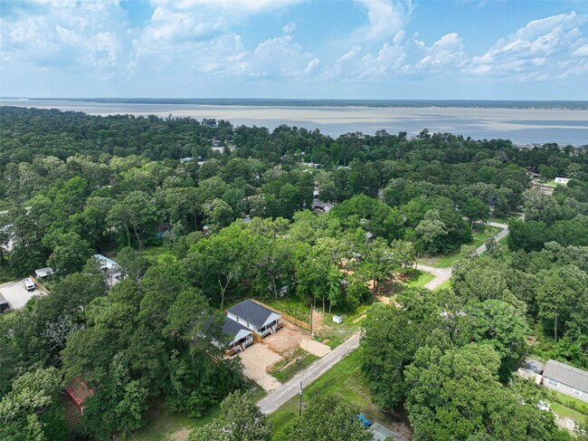 210 Canary St in Pointblank, TX - Building Photo - Building Photo