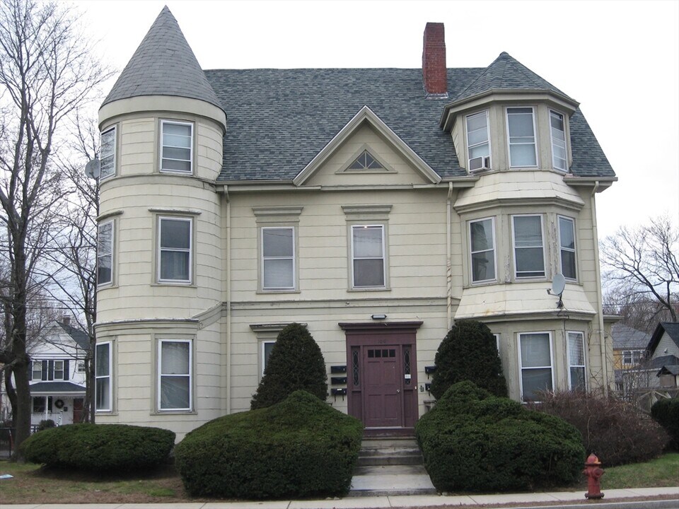100 E Central St in Natick, MA - Building Photo