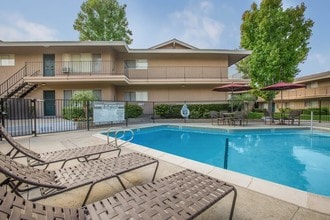 Glenwood Apartment Homes in Whittier, CA - Foto de edificio - Building Photo