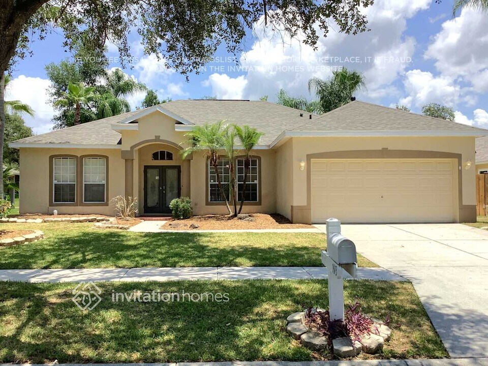 1613 Loriana St in Brandon, FL - Building Photo