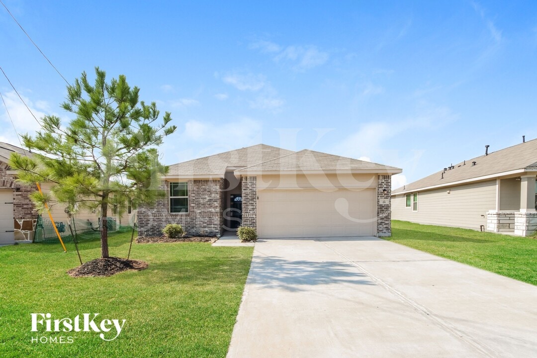 26 Rd 5102F in Cleveland, TX - Foto de edificio