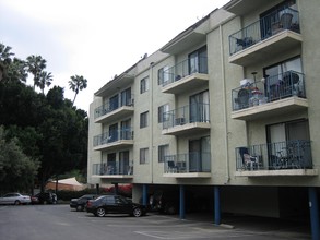 Oakridge Apartments in Los Angeles, CA - Building Photo - Building Photo