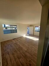 327 N Lincoln Ave, Unit 327 North in Manteca, CA - Foto de edificio - Building Photo