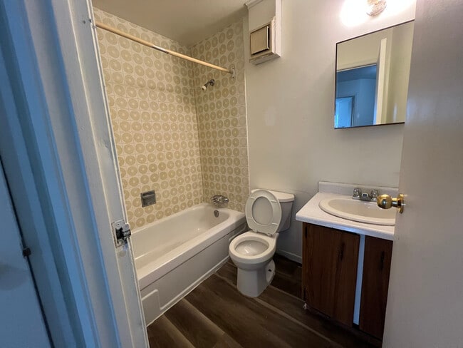 425 Rathburn Rd E in Mississauga, ON - Building Photo - Building Photo