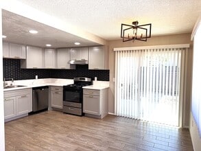 16661 Blanton Ln, Unit D in Huntington Beach, CA - Foto de edificio - Building Photo