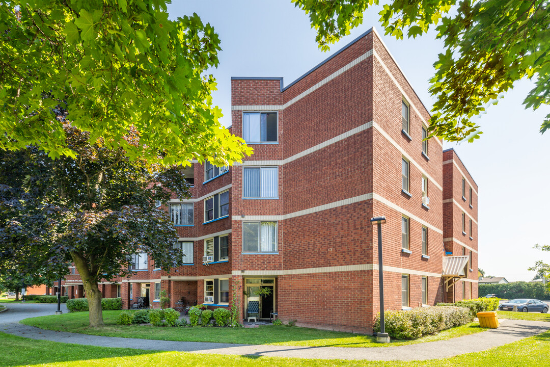 Asher Place Apartments in Ottawa, ON - Building Photo