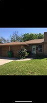 1216 Magnolia St in Gainesville, TX - Building Photo
