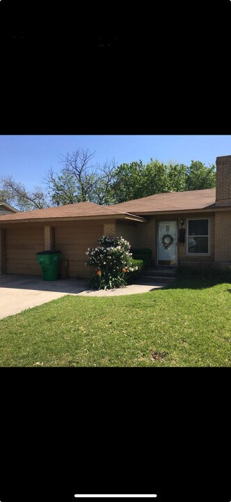 1216 Magnolia St in Gainesville, TX - Building Photo