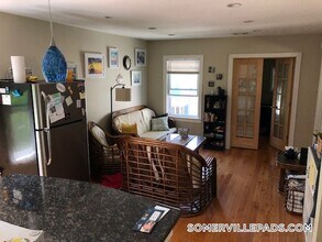 27 Fairfax St, Unit 2 in Somerville, MA - Foto de edificio - Building Photo