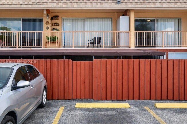 850 SW 129th Pl in Miami, FL - Foto de edificio - Building Photo