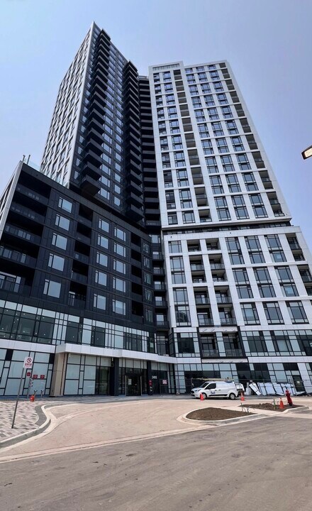 2495 Eglinton Av W in Mississauga, ON - Building Photo