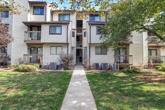 3320 Richmond Ct in Hillsborough, NJ - Foto de edificio - Building Photo