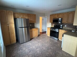 85 Lawn Park Ave in Lawrence Township, NJ - Building Photo - Building Photo