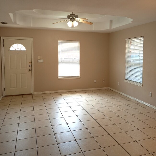 715 S Dfw Dr, Unit #2 in Edinburg, TX - Foto de edificio - Building Photo