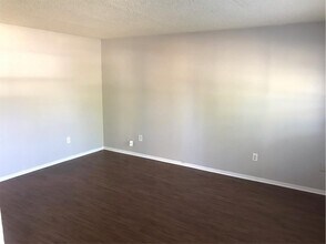 441 SW Thomas St-Unit -D in Burleson, TX - Building Photo - Building Photo