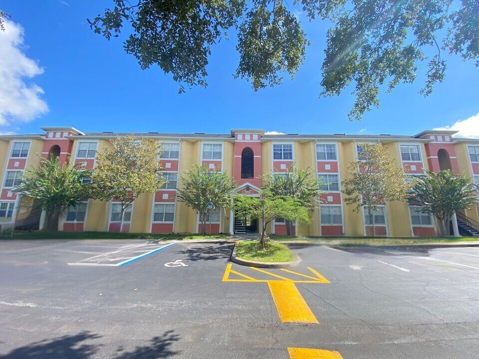 1 Bedroom / 1 Bath Condo in Gated Community. in Orlando, FL - Building Photo