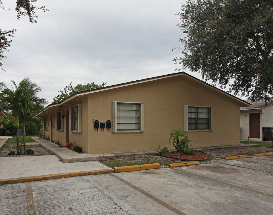 6052 Buchanan St in Hollywood, FL - Foto de edificio