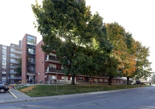 Sunrise Towers in Hamilton, ON - Building Photo - Building Photo