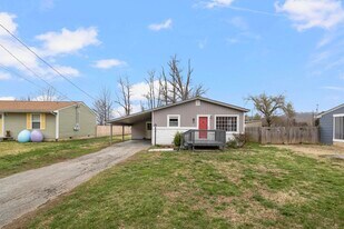 1002A Circle Dr in Elizabethton, TN - Building Photo