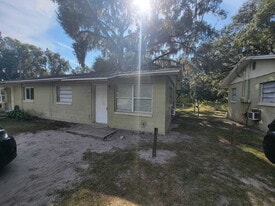 402 Peters St in Wildwood, FL - Building Photo