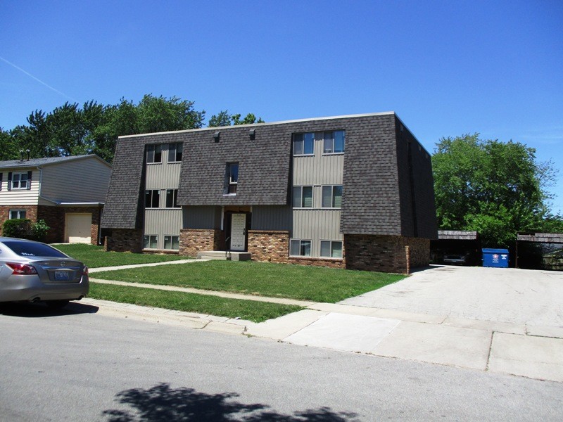 320 Riley Dr in Bloomington, IL - Building Photo