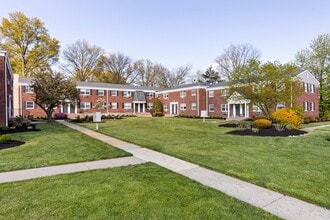 Matawan Court Apartments in Matawan, NJ - Foto de edificio - Building Photo