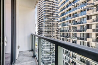 86 SW 8th St in Miami, FL - Building Photo - Building Photo