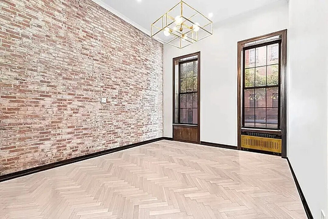 121 E 37th St in New York, NY - Building Photo