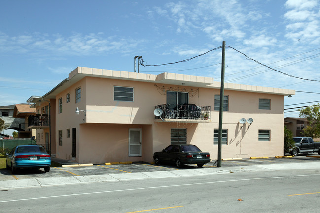 610 W 2nd Ave in Hialeah, FL - Building Photo - Building Photo