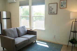 631 Muscari in San Antonio, TX - Foto de edificio - Building Photo