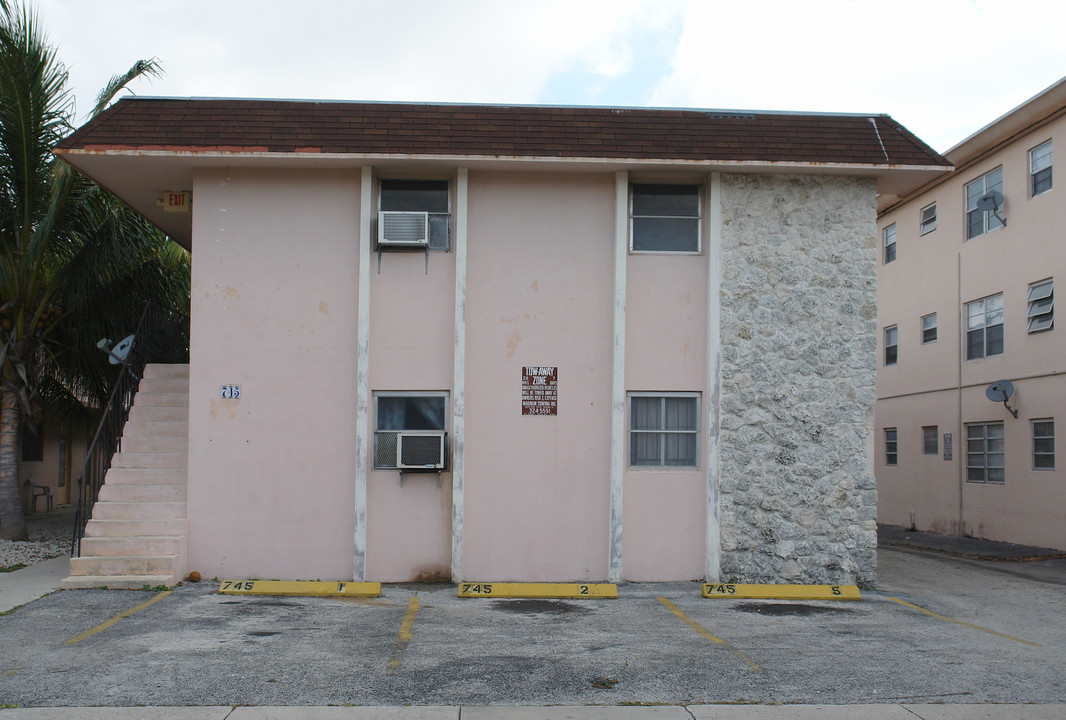 Llanes Apartments in Miami, FL - Building Photo