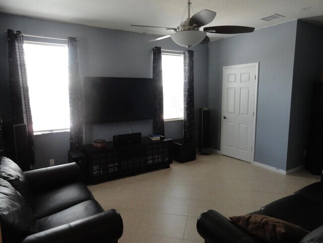 107 W Pigeon Plum Dr in Jupiter, FL - Foto de edificio - Building Photo