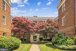 906 S Washington St in Alexandria, VA - Building Photo