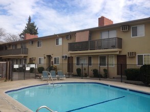 Carmichael Court Apartments in Sacramento, CA - Building Photo - Building Photo