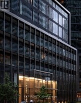 55 Charles St E in Toronto, ON - Building Photo