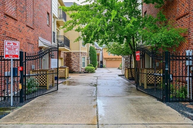 5813 Washington Ave in Houston, TX - Foto de edificio - Building Photo
