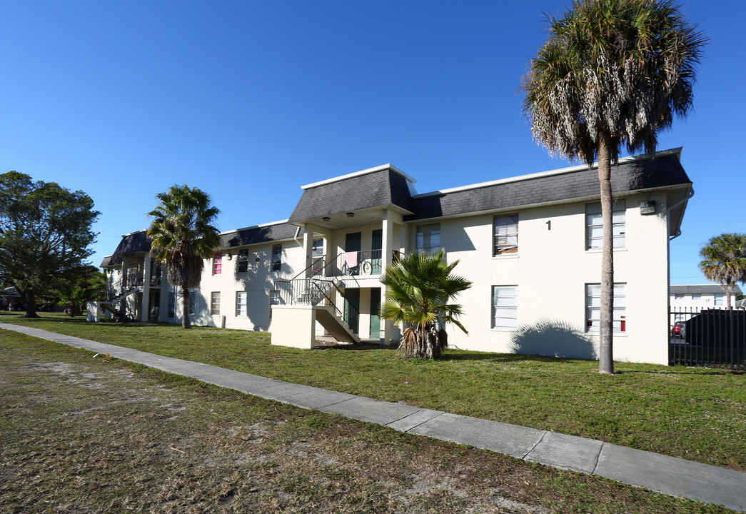 Jones Walker Palm Gardens in Ft. Myers, FL - Building Photo