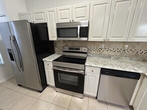 14011 SW 49th St in Miramar, FL - Building Photo - Building Photo