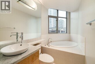 1050 Smithe St in Vancouver, BC - Building Photo - Building Photo