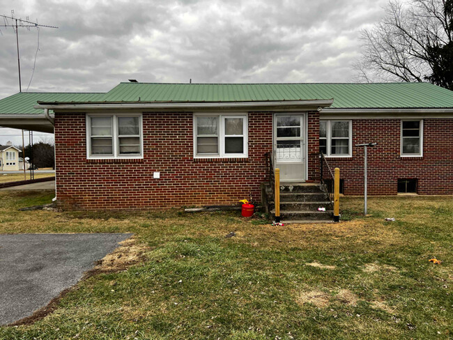 8958 Winchester Ave in Bunker Hill, WV - Building Photo - Building Photo