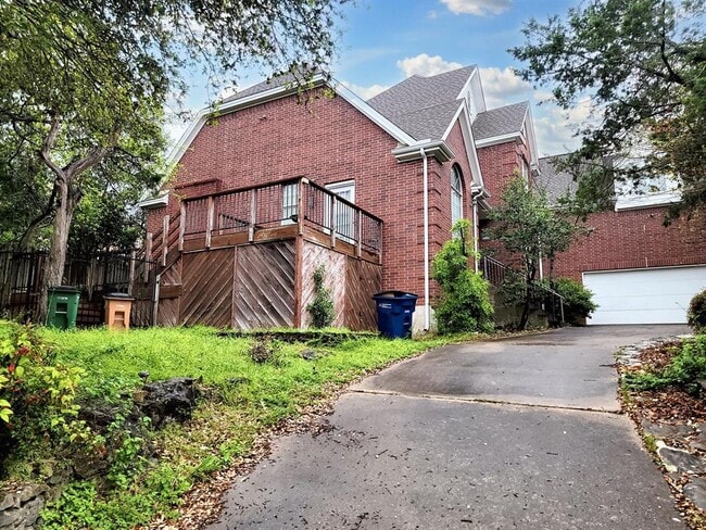 property at 10526 Grand Oak Cir