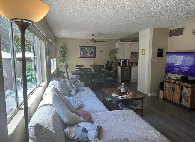 18611 Collins St, Unit e11 in Tarzana, CA - Building Photo - Building Photo