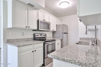 6024 W Golden Ln in Glendale, AZ - Building Photo - Building Photo
