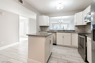 1392 Churchill Cir in Naples, FL - Foto de edificio - Building Photo