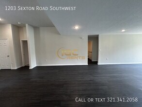 1203 Sexton Rd SW in Palm Bay, FL - Foto de edificio - Building Photo