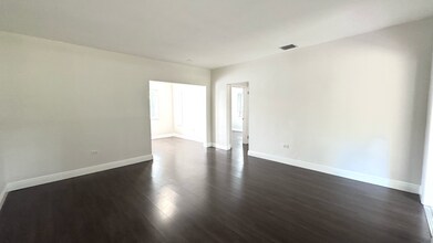 11105 NE 9th Ave in Biscayne Park, FL - Foto de edificio - Building Photo