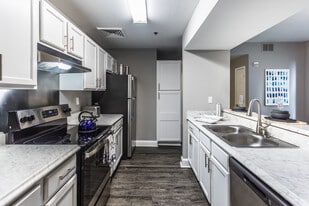 Number 10 Main in Memphis, TN - Building Photo